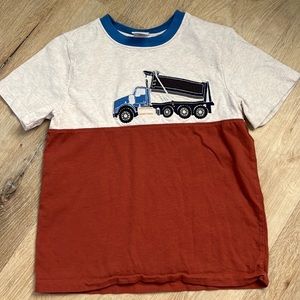 Boys Hanna Andersson embroidered dump truck ringer collar tee. Sz 6-7